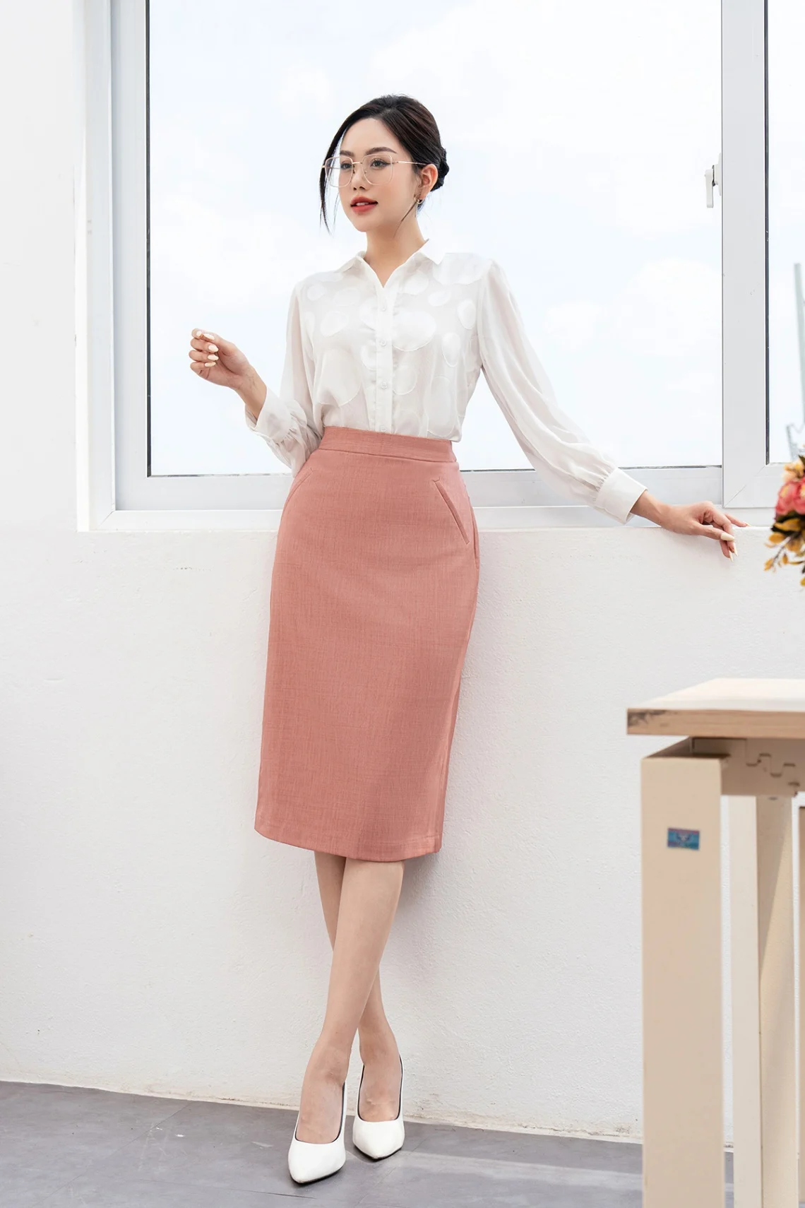 Áo blouse màu pastel + chân váy bút chì + giày cao gót thấp