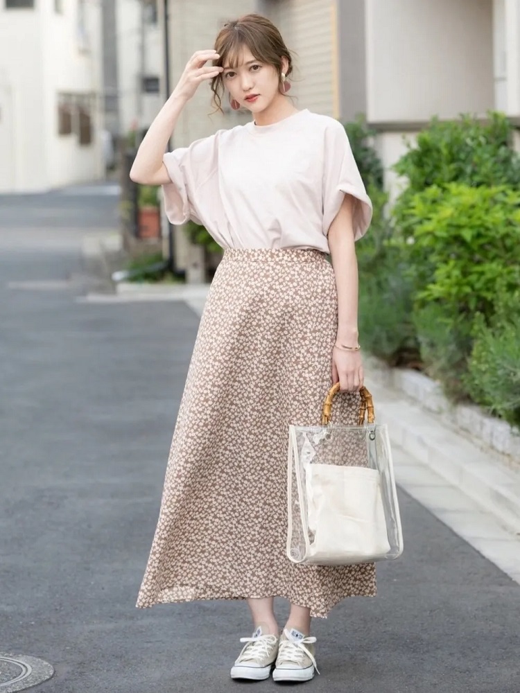 Áo thun trơn + chân váy xòe + sandal thấp