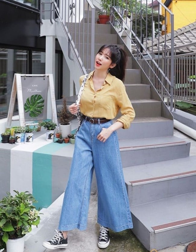 Phối quần jeans ống rộng với áo sơ mi