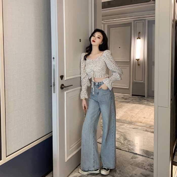 Phối quần jeans ống rộng với áo crop top
