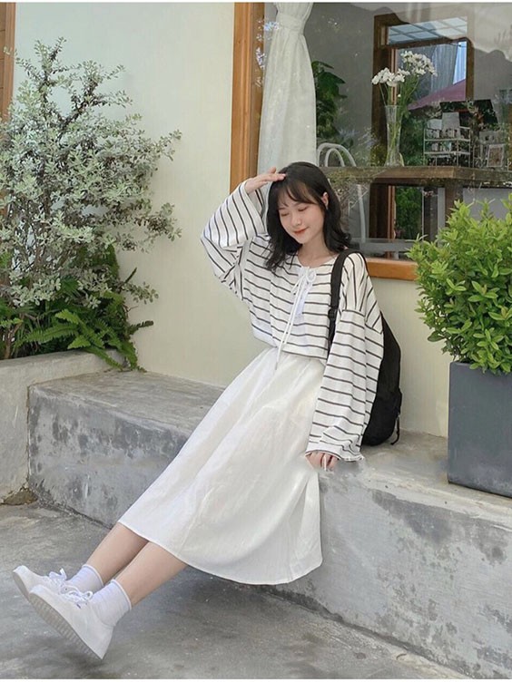 Phối giày sneaker trắng với váy trắng