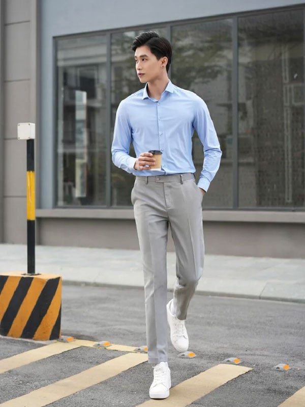 Phối giày sneaker trắng với quần tây