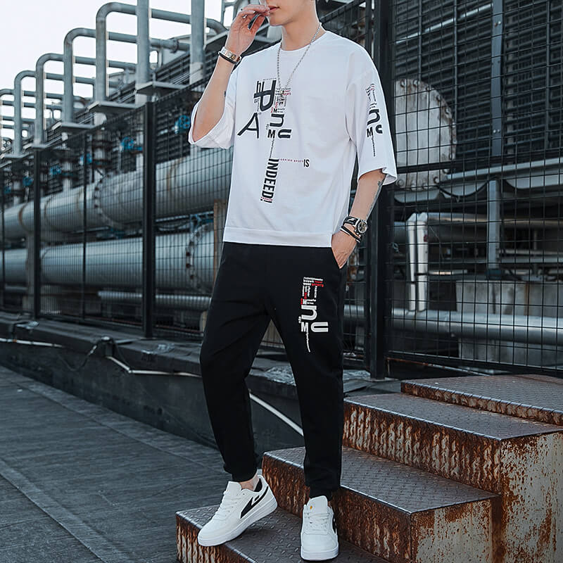 Phối giày sneaker trắng với quần jogger nam