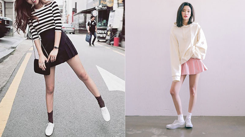 Phối giày sneaker trắng với áo thun và chân váy cho nữ