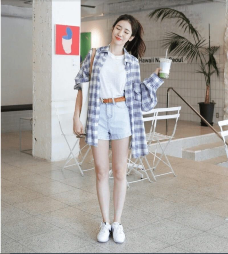 Phối giày sneaker trắng với áo thun và quần short nữ