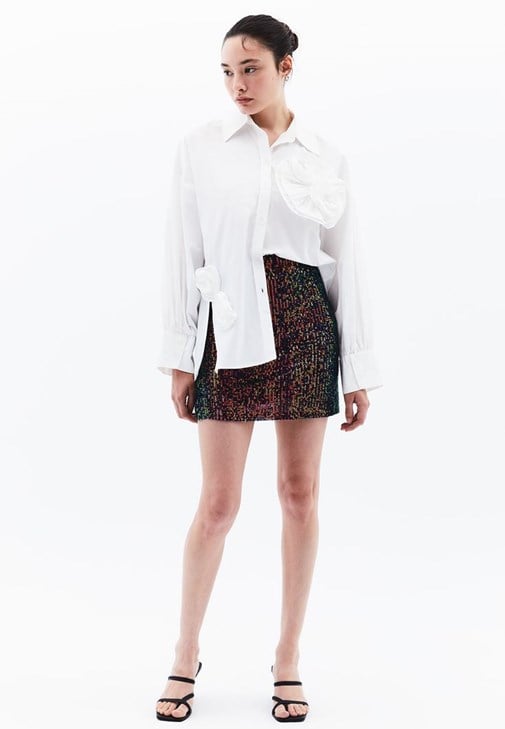 Phối đồ áo sơ mi oversize nữ cùng chân váy ngắn