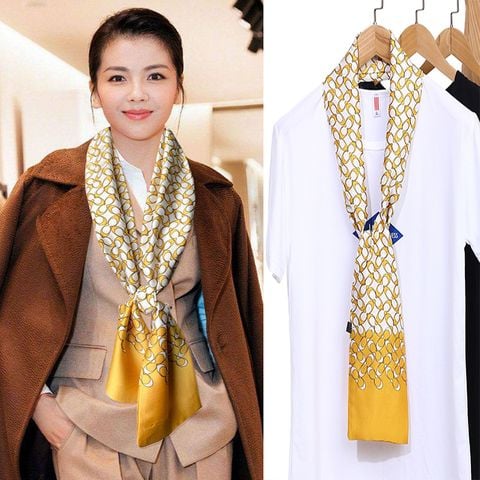 Phối khăn lụa với áo khoác