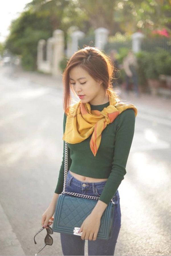 Phối khăn lụa với áo croptop, quần short, jean