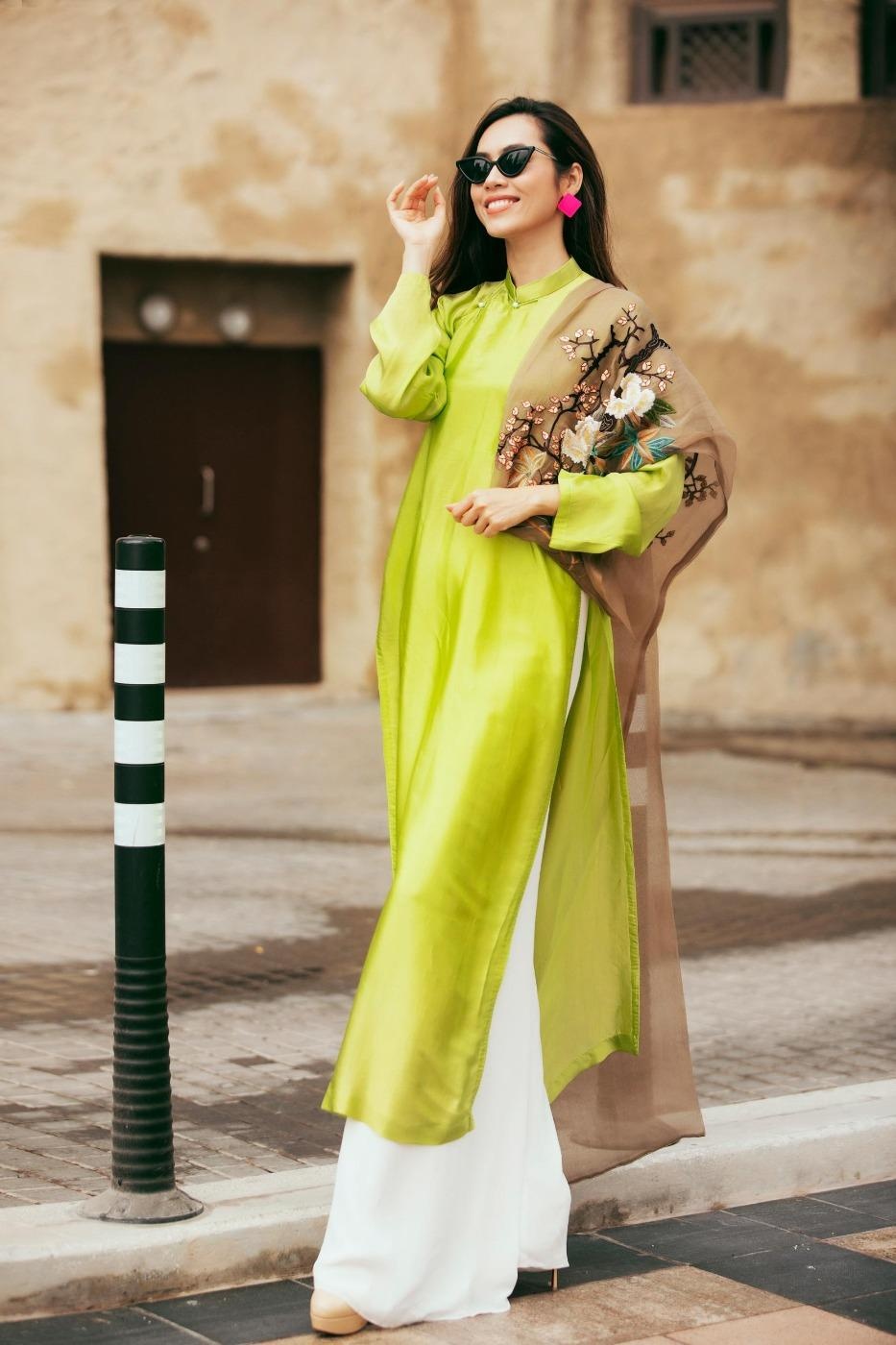 Phối khăn lụa với áo dài truyền thống