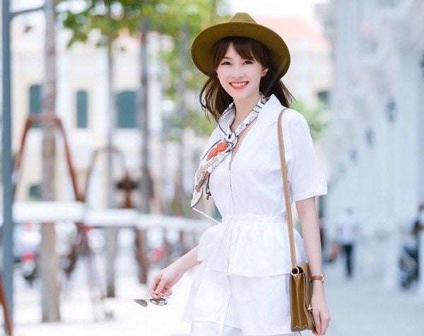 Phối khăn lụa với túi xách, giày dép, phụ kiện khác