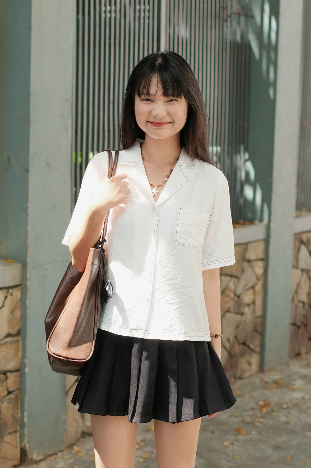 Áo sơ mi với chân váy ngắn