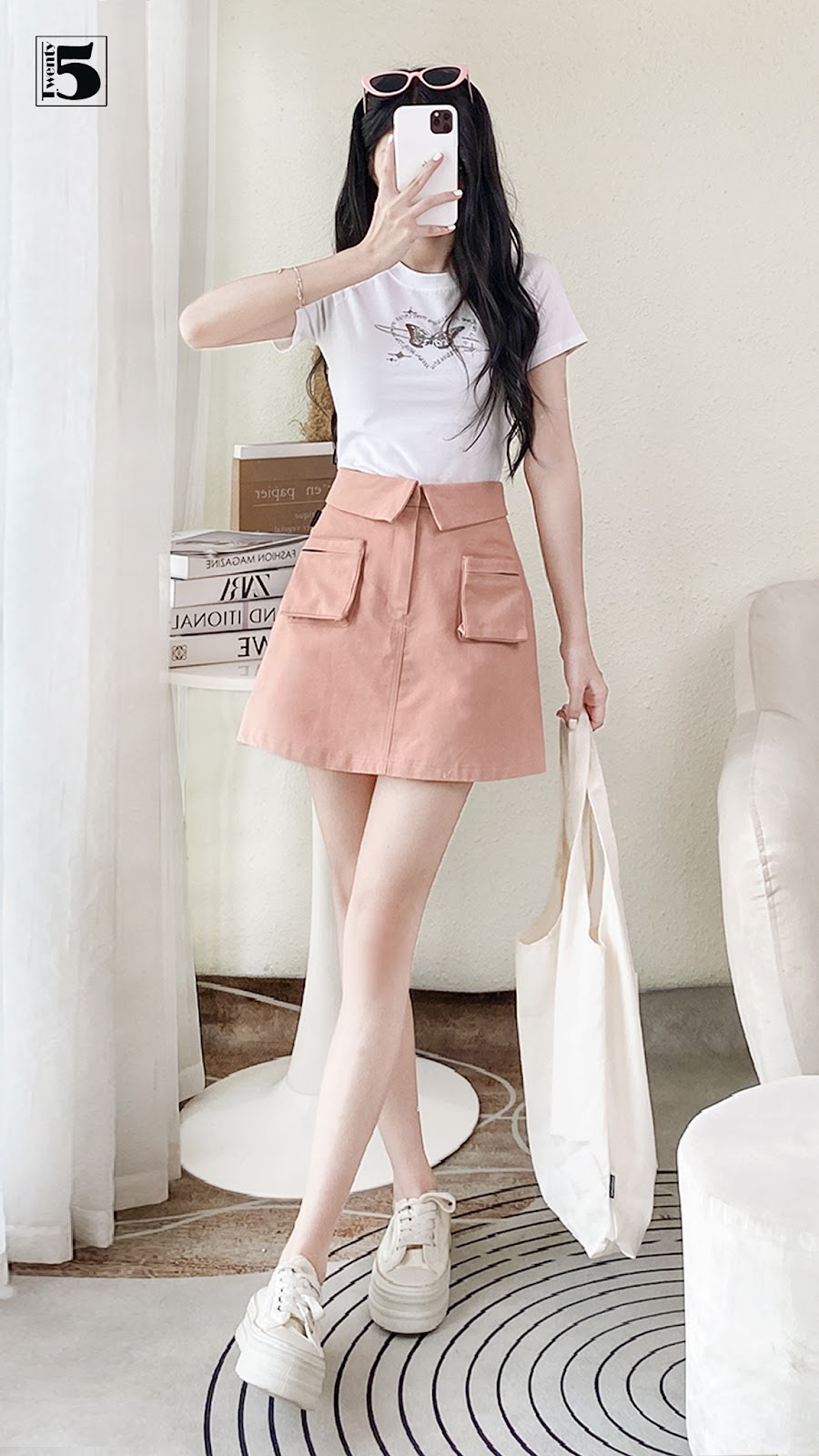 Áo thun trơn phối cùng chân váy ngắn chữ A