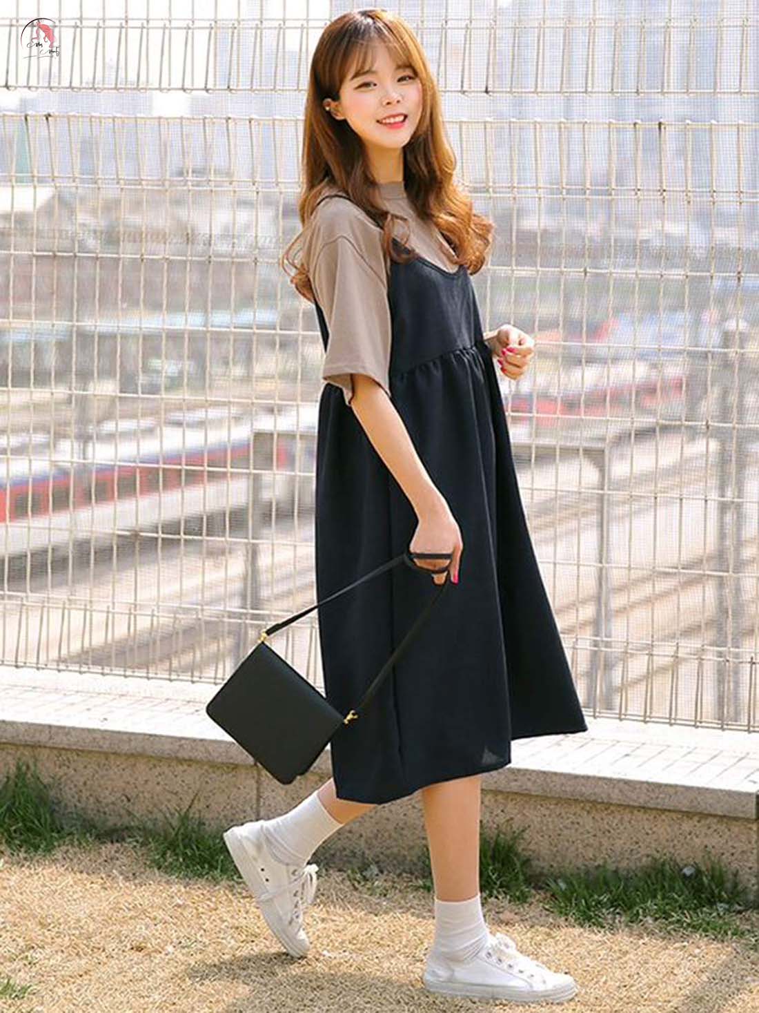 Đầm yếm vải voan mềm mại cùng giày sneaker