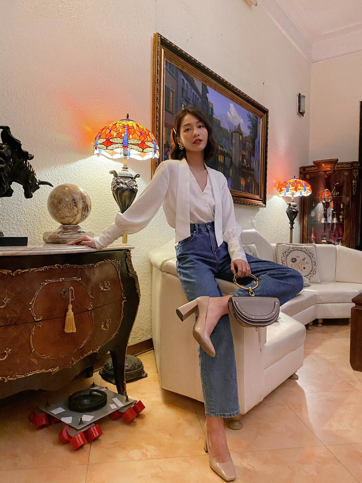 Khả Ngân gây ấn tượng tại một buổi talkshow công sở với suit màu beige nhạt của thương hiệu Ivy Moda